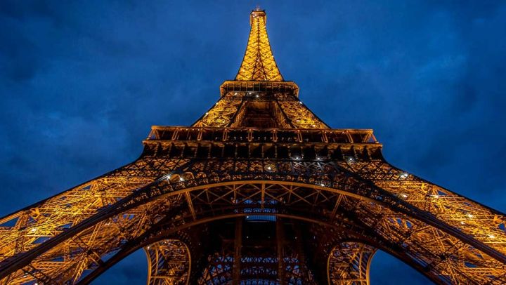 Un zid de sticlă anti-glonț, cu o înălțime de 2,50 metri, ar putea fi ridicat în această toamnă în jurul Turnului Eiffel. Foto: tvl.ro