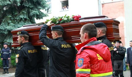 Четверых погибших героев экипажа SMURD проводили в последний путь.