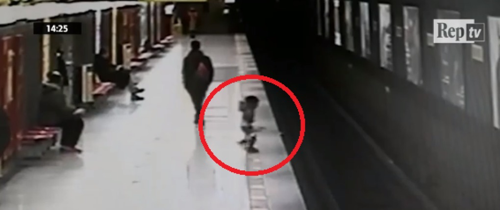 Un băiețel de doar 2 ani, salvat de pe şinele metroului din Milano. 