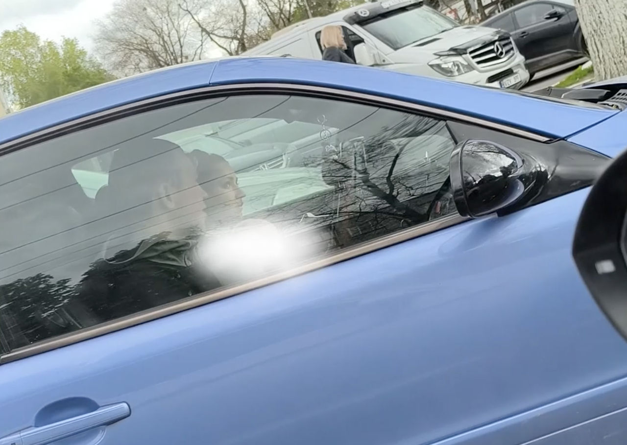 O femeie, surprinsă cu copilul în brațe în timp ce conducea mașina în Capitală.
