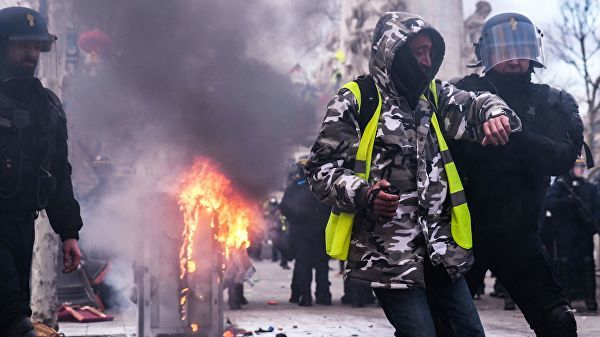 Столкновения "жёлтых жилетов" с полицией произошли во французских городах Нант и Лион.