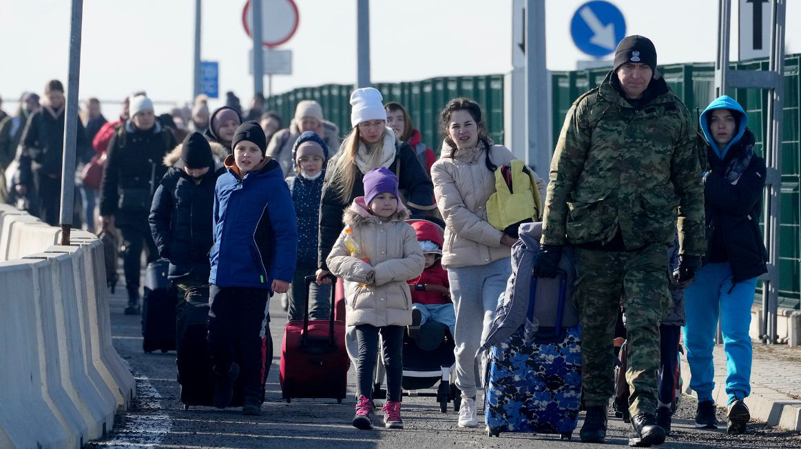 Число украинских беженцев в Европе продолжает расти.