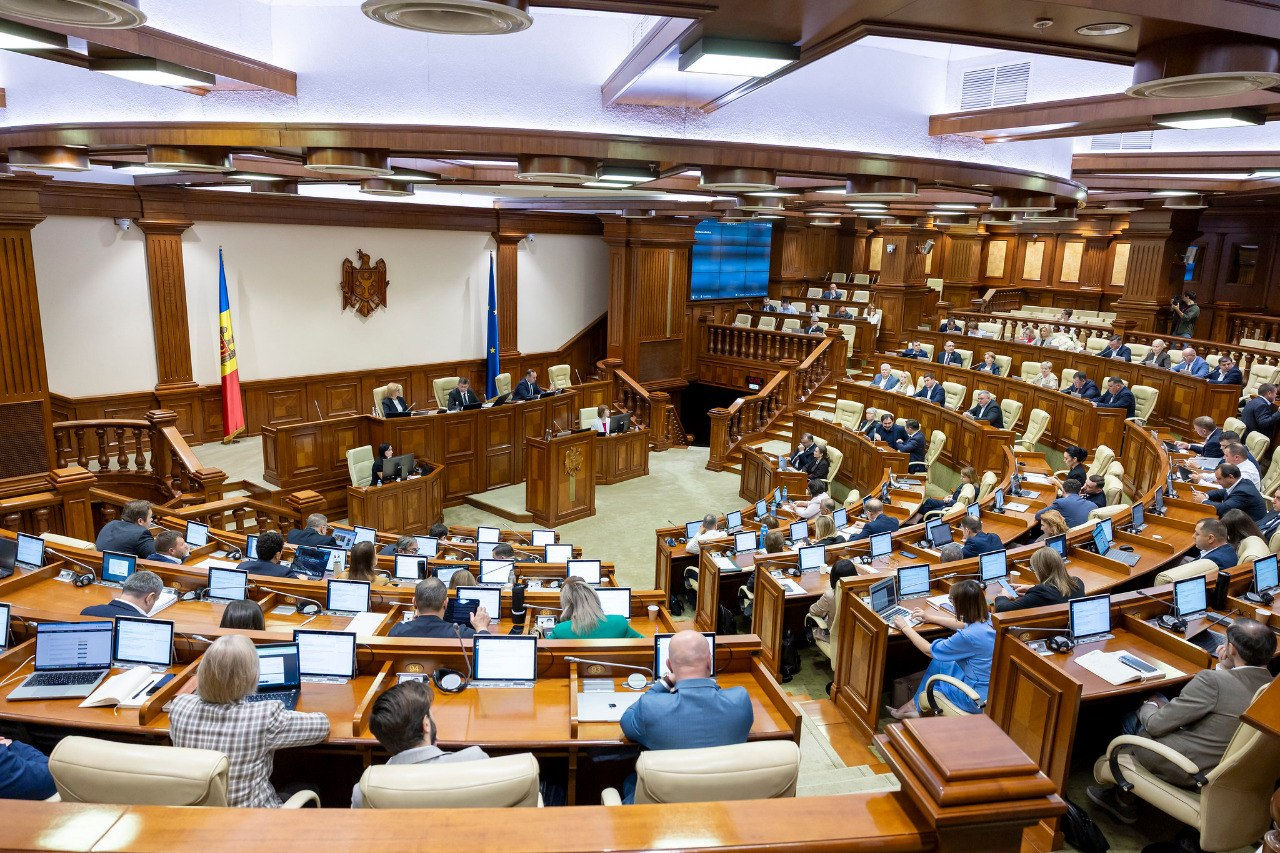 В парламенте поспорили о квадроберах, правах ЛГБТ и призвали отречься от Сатаны.
