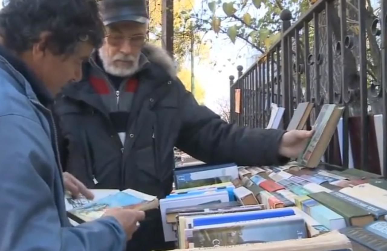 Пенсионеры, продающие книги на улице, говорят, что это единственный способ выжить. 