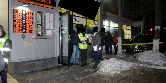 Un individ a amenințat cu pistolul casieriţa unei case de schimb valutar.  