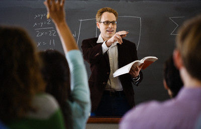 Salarii mai mari vor avea şi cei care au funcţii de conducere în cadrul universităţilor. Foto: colegiuleconomictargoviste.wordpress.com