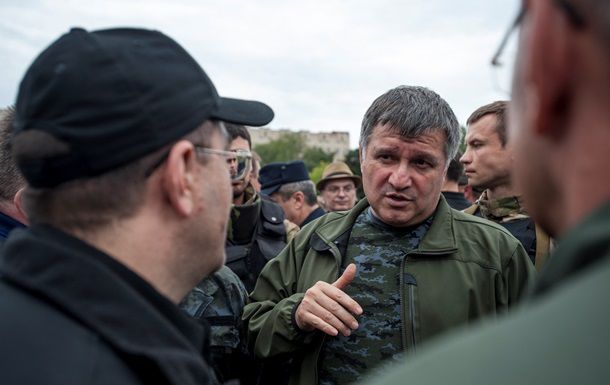 Аваков считает, что жители Донбасса должны получать товары из России.