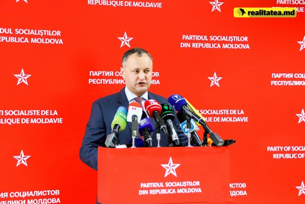 Printre ei se află directorul fabricii de vin din localitate, care a ajuns în pragul falimentului, culmea, din cauza embargoului impus de Rusia, pe care Igor Dodon o susține.