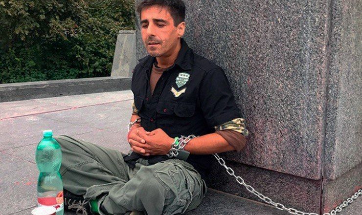 В Праге мужчина приковал себя цепью к памятнику маршалу Коневу.