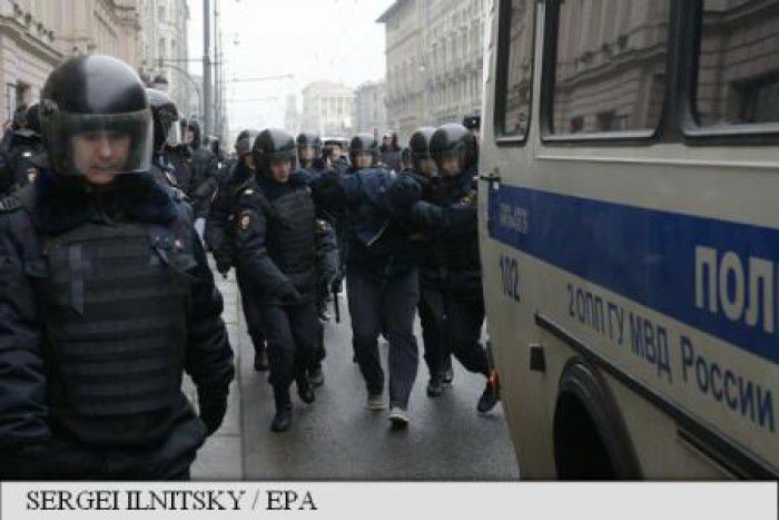 Rusia: 11 oameni au fost arestați în Piața Roșie când citeau Constituția. Foto: agerpres.ro