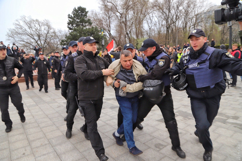 В Одессе задержали двоих мужчин из-за георгиевских лент.