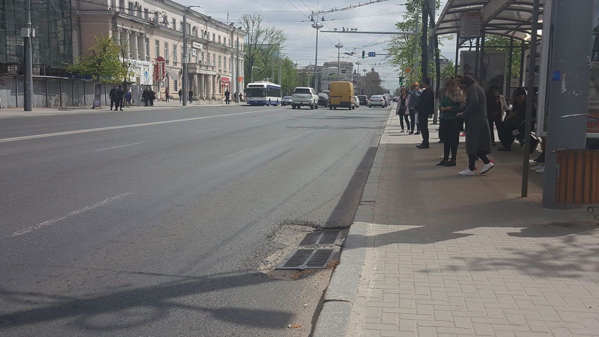 Асфальт с бульвара Штефана чел Маре отправят на экспертизу.