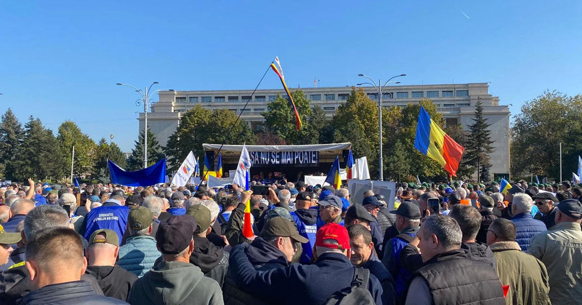 Профсоюзные активисты протестуют в Румынии.