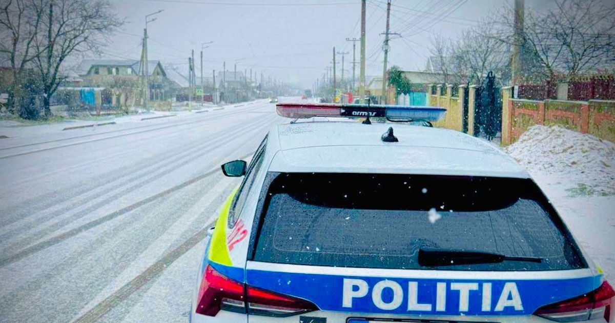 Poliția avertizează șoferii asupra condițiilor periculoase pe traseele naționale.