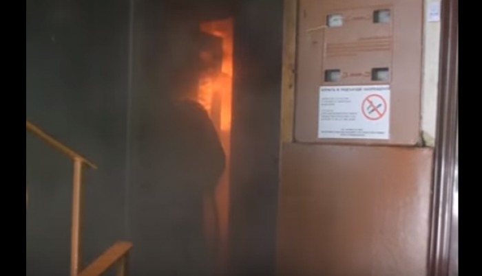 Pompierii au stabilit că focul se extinde într-un apartament de la etajul doi.