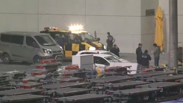 Один из нападавших в аэропорту Стамбула открыл огонь из автоматического оружия.