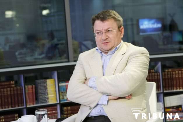 Арманд Гошу, румынский политолог, Бухарестского университета.