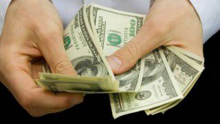 Mai puțină valută în buzunarele moldovenilor. Foto: mbc.md