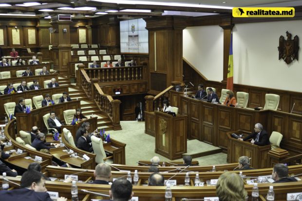 Aceștia au la dispoziție o lună pentru a decide în ce fotoliu rămân: în cel de deputat sau în cel de ministru.
