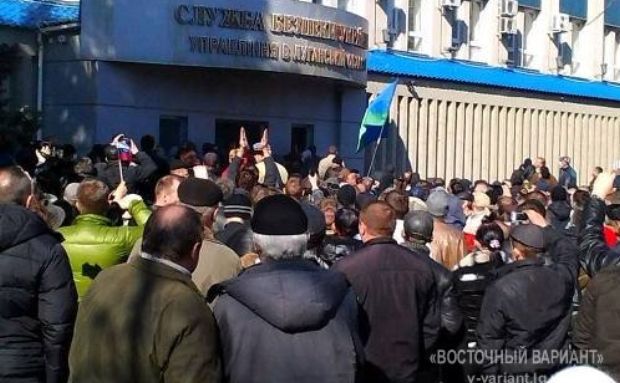 Всего активных митингующих около тысячи, есть женщины и дети.