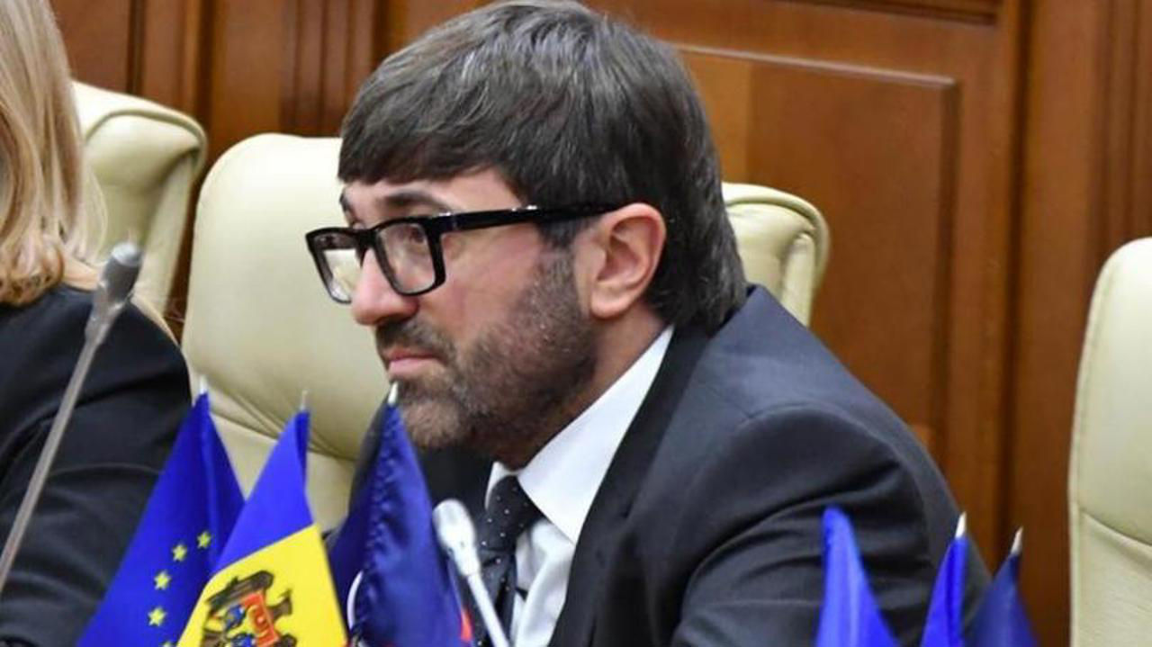Экс-депутат Владимир Андронаки остается под предварительным арестом.
