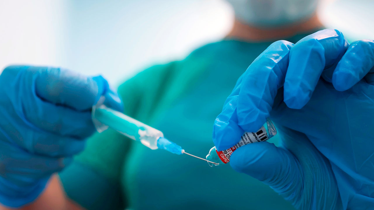 Журнал The Lancet оценил эффективность китайской вакцины от коронавируса.