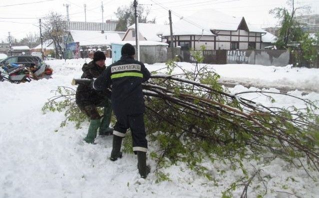 Două autobuze cu pasageri, împotmolite în apropiere de vama Giurgiulești. 