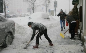 Autoturismele așteaptă de două zile deschiderea tunelului.