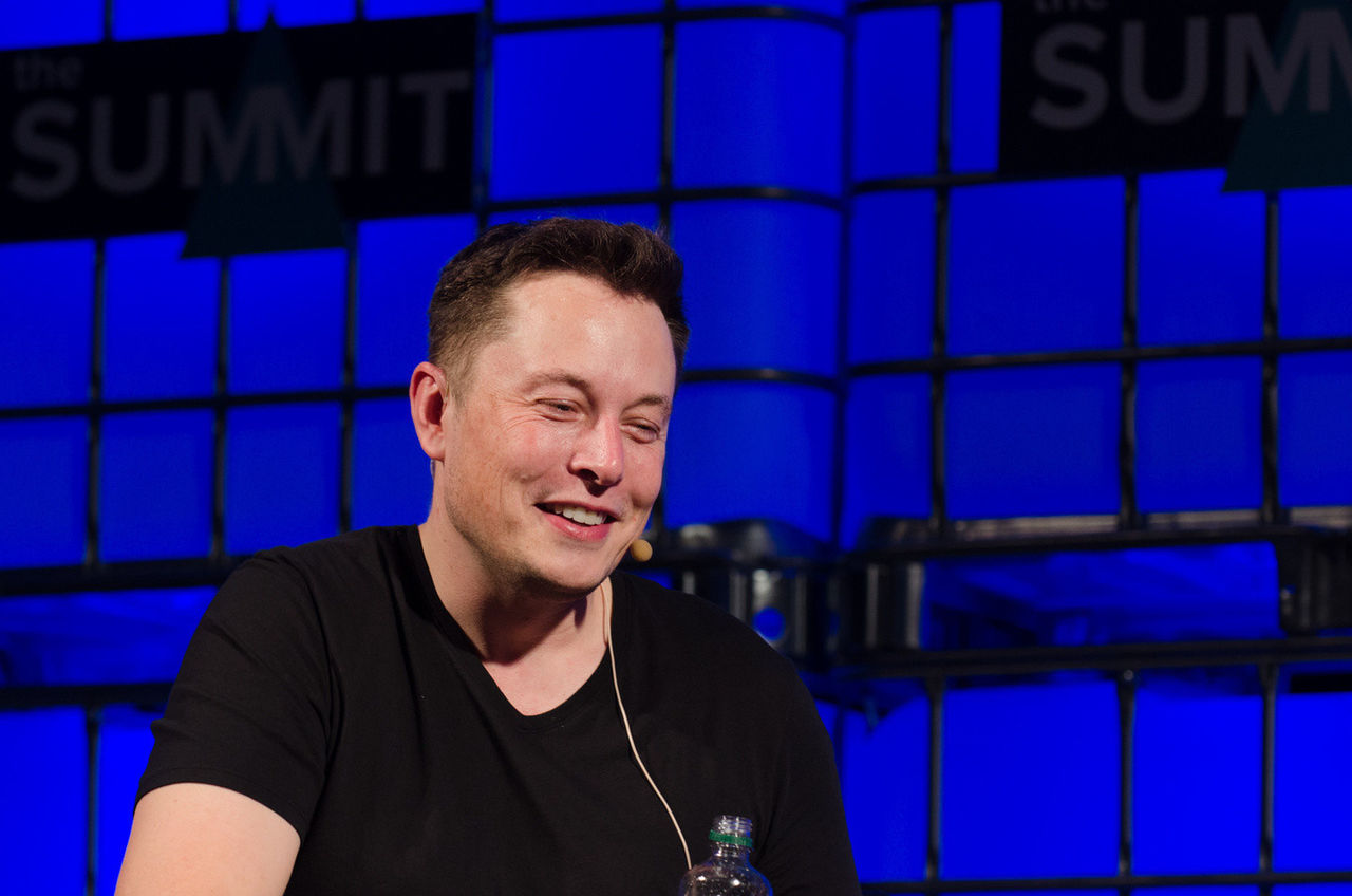 Илон Маск рассказал о том, как правильно произносится название его компании Tesla Motors.