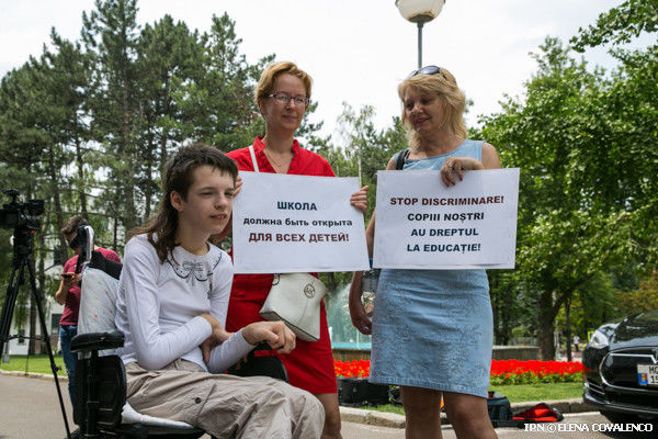 Родители требуют помочь детям с особыми образовательными потребностями.