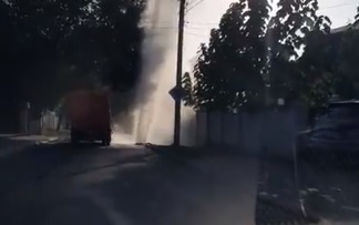 Мощный "гейзер" горячей воды забил из-под земли на столичной улице.