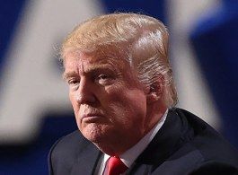 На Трампа подали в суд за получение денег от иностранных правительств.