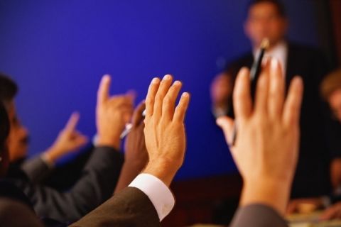 Местные советы могут избирать заместителем мэра любое лицо.