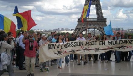 Manifestanții au purtat pancartele "Non à l'agression russe en Moldavie", "Russian Army Go Home!”.