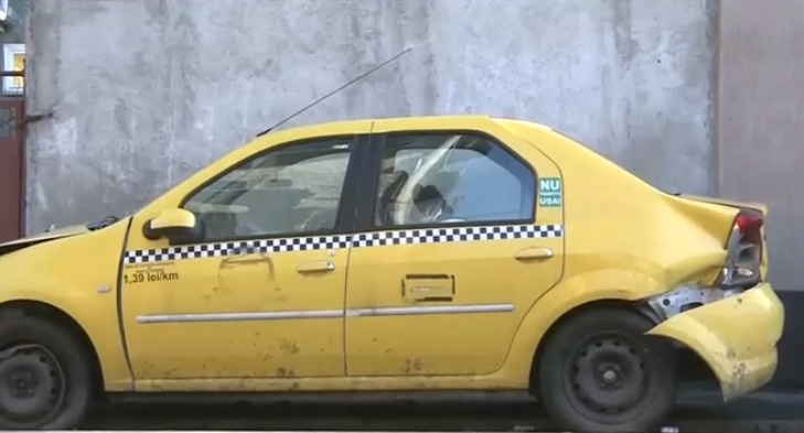 Maşina unui taximetrist, distrusă în timpul unei operaţiuni