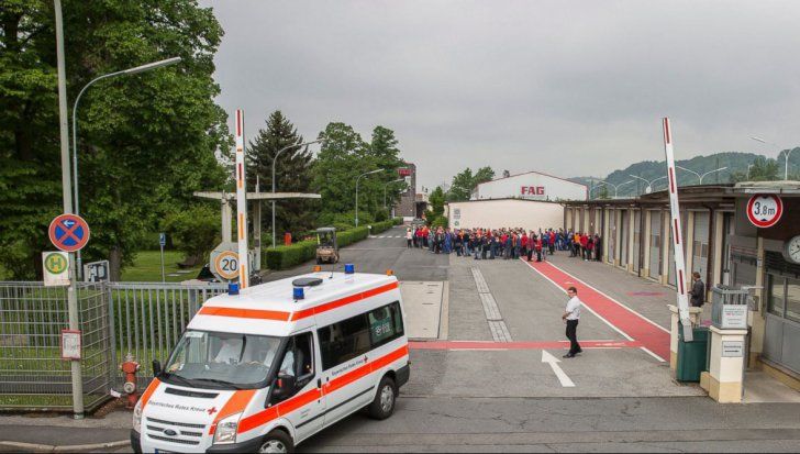 Treisprezece persoane au fost rănite într-o explozie produsă luni la o fabrică de piese auto din orașul german Eltmann.