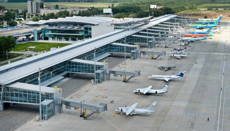 Ucraina îşi închide spaţiul aerian pentru două companii din Rusia. Foto: ukrainetrek.com