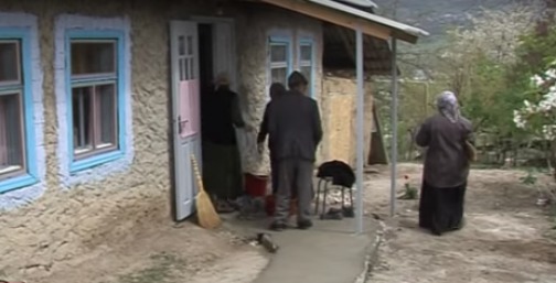 Священник отремонтировал дом одной из семей в Ниспорень.