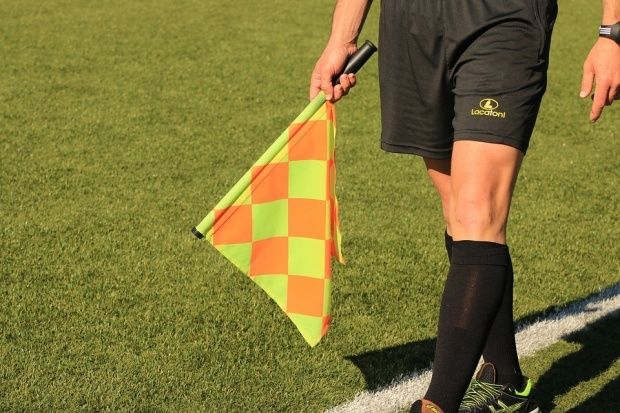 UEFA schimbă regulile. Ce vor fi nevoiți arbitrii să facă