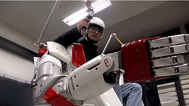 Robot gigantic, care îi face pe oameni mult mai puternici