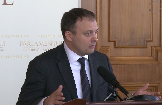 Precizăm că BNM a instituit regim de administrare specială la Banca de Economii, Banca Socială și Unibank la finele lunii noiembrie. Moratoriul instituit la cele trei bănci expiră pe 27 martie curent.