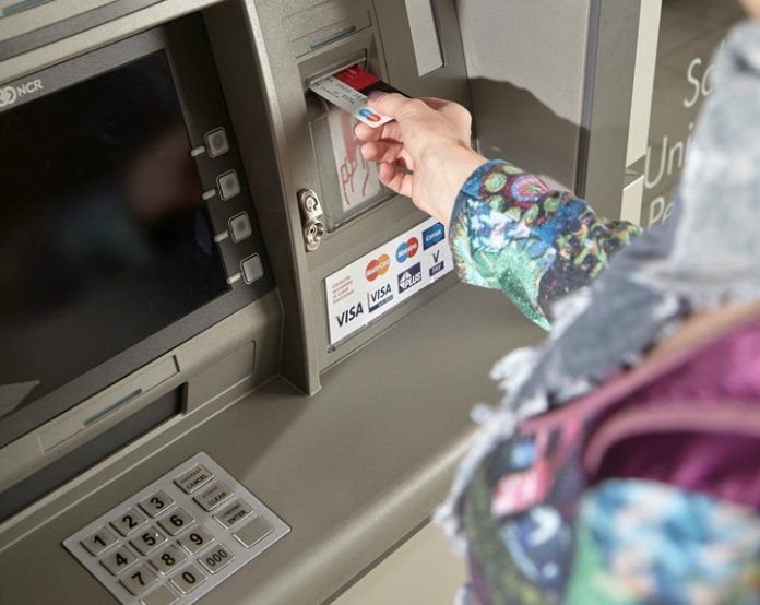 Timp de câteva săptămâni, femeia a reușit să scoată de pe contul pensionarului 3400 de euro.