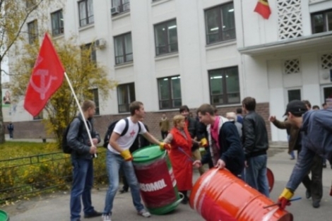 Toboşarii comuniştilor, cei care înarmaţi cu butoaie goale fac gălăgie la protestele organizate de PCRM au atacat joi, în centrul Chişinăului, studenţi şi profesori şi chiar au agresat jurnalişti.