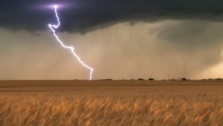 Un lan de grâu din stânga Nistrului s-a aprins după un fulger. Foto: fredwasmer.com