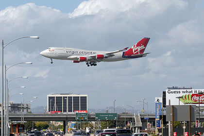 Авиакомпания Virgin Atlantic рассказала о попытках пассажиров пронести в лайнер ванну и корову.