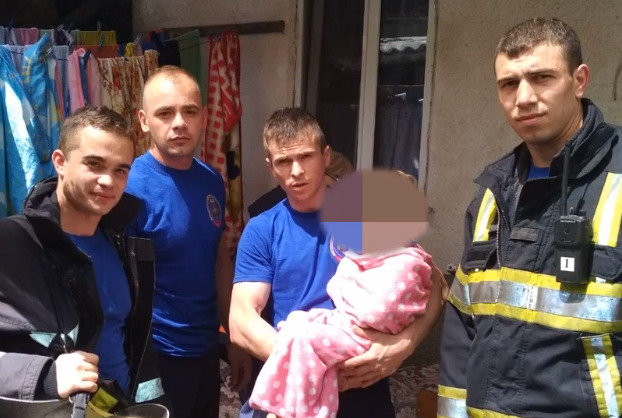 На Ботанике спасли упавшую в выгребную яму девочку.