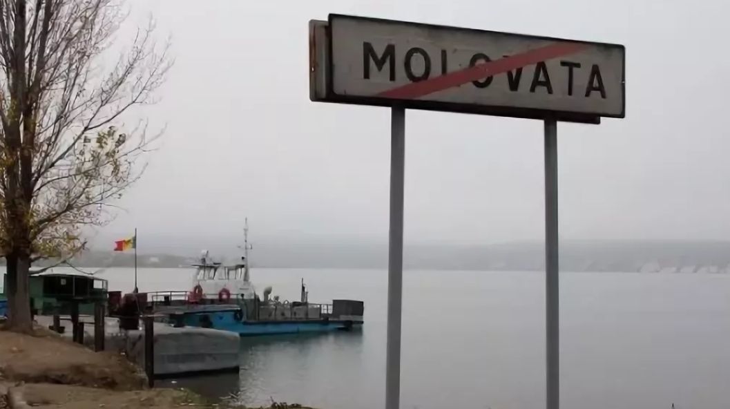 Деятельность парома в селе Моловата приостановлена.