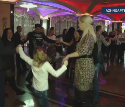 Aproape de miezul noptii, petrecaretii au avut parte de surprize si s-au dovedit a fi destul de generosi.