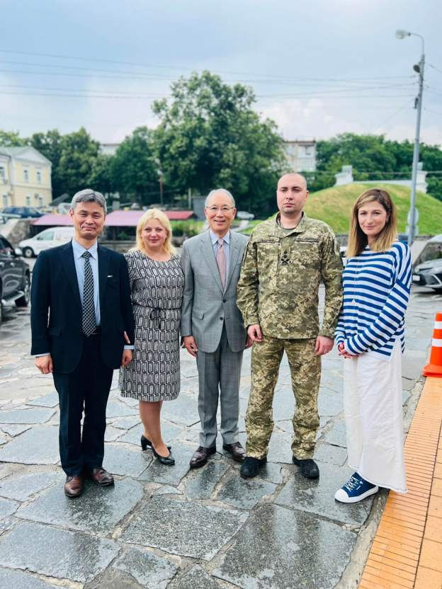 МИД Украины опроверг слух о ранении главы ГУР Буданова, опубликовав фото с ним.