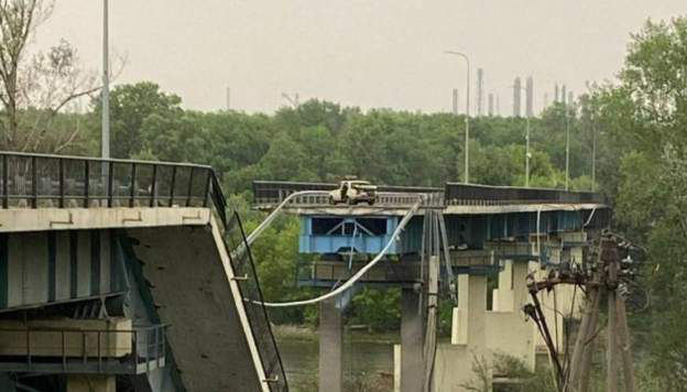 Уничтожены два из трех мостов в Северодонецке.